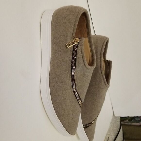 All Black, grey, felted flats. Size 40.5 - Picture 2 of 6